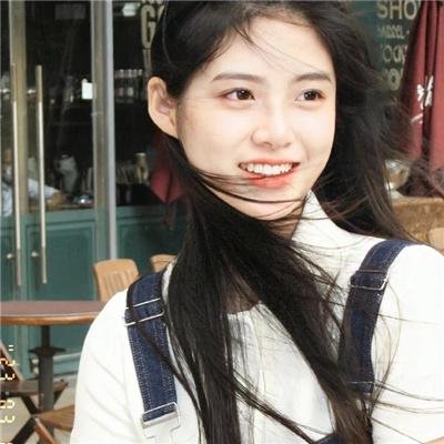 茜色少女
